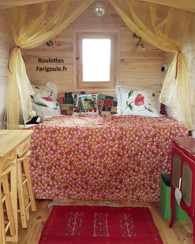 interieur-roulotte-chambre-trottinette